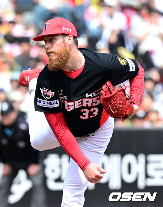 [OSEN=대전, 최규한 기자] 12일 대전 한화생명볼파크에서 ‘2026 신한 SOL KBO리그’ 한화 이글스와 KIA 타이거즈의 경기가 열렸다.홈팀 한화는 잭 쿠싱, 방문팀 KIA는 애덤 올러를 선발로 내세웠다. 1회말 KIA 선발 애덤 올러가 힘차게 공을 뿌리고 있다. 2026.04.12 / dreamer@osen.co.kr