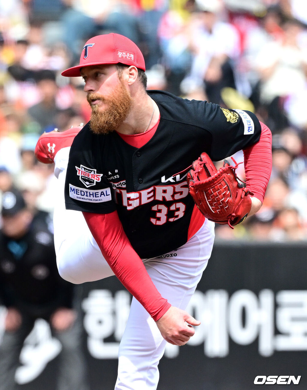 12일 대전 한화생명볼파크에서 ‘2026 신한 SOL KBO리그’ 한화 이글스와 KIA 타이거즈의 경기가 열렸다.홈팀 한화는 잭 쿠싱, 방문팀 KIA는 애덤 올러를 선발로 내세웠다. 1회말 KIA 선발 애덤 올러가 힘차게 공을 뿌리고 있다. 2026.04.12 / dreamer@osen.co.kr