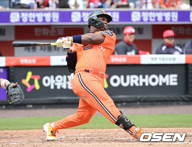 [OSEN=대전, 최규한 기자] 12일 대전 한화생명볼파크에서 ‘2026 신한 SOL KBO리그’ 한화 이글스와 KIA 타이거즈의 경기가 열렸다.홈팀 한화는 잭 쿠싱, 방문팀 KIA는 애덤 올러를 선발로 내세웠다. 3회말 2사 3루 상황 한화 페라자가 동점 1타점 적시타를 날리고 있다. 2026.04.12 / dreamer@osen.co.kr