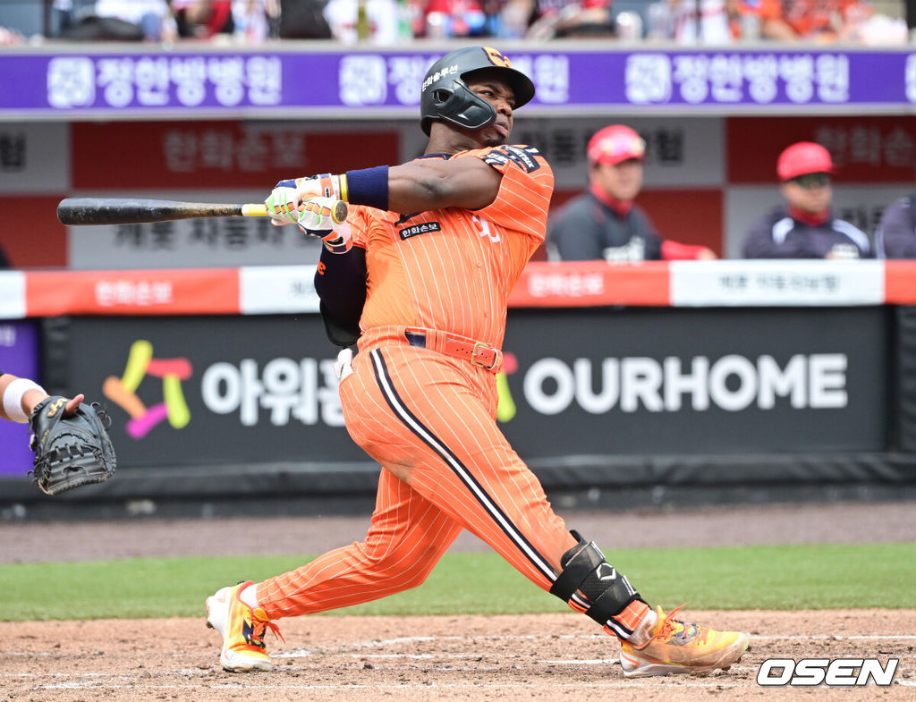 12일 대전 한화생명볼파크에서 ‘2026 신한 SOL KBO리그’ 한화 이글스와 KIA 타이거즈의 경기가 열렸다.홈팀 한화는 잭 쿠싱, 방문팀 KIA는 애덤 올러를 선발로 내세웠다. 3회말 2사 3루 상황 한화 페라자가 동점 1타점 적시타를 날리고 있다. 2026.04.12 / dreamer@osen.co.kr