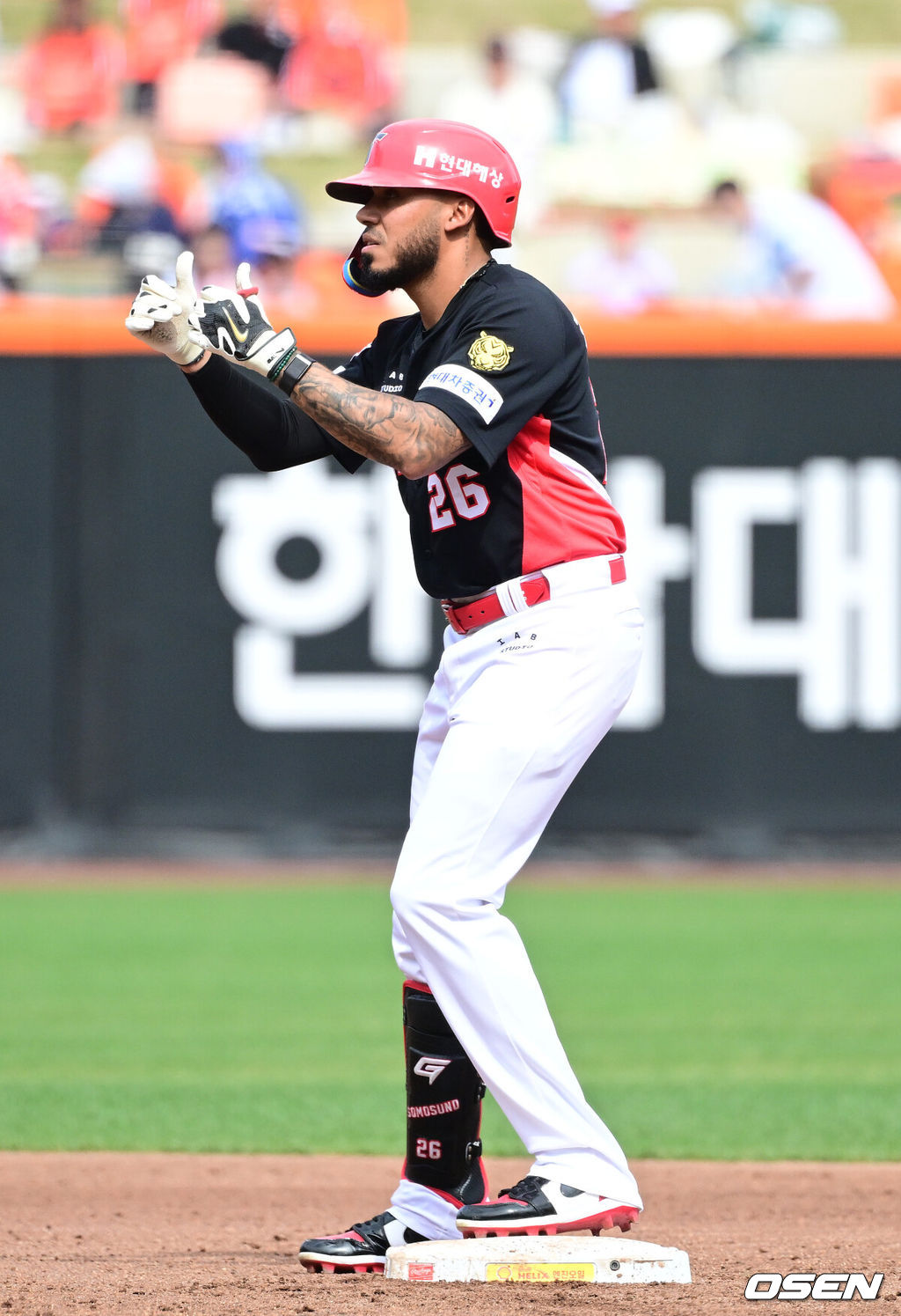 12일 대전 한화생명볼파크에서 ‘2026 신한 SOL KBO리그’ 한화 이글스와 KIA 타이거즈의 경기가 열렸다.홈팀 한화는 잭 쿠싱, 방문팀 KIA는 애덤 올러를 선발로 내세웠다. 4회초 무사 선두타자로 나선 KIA 키스트로가 2루타를 날리고 2루에 안착해 기뻐하고 있다. 2026.04.12 / dreamer@osen.co.kr