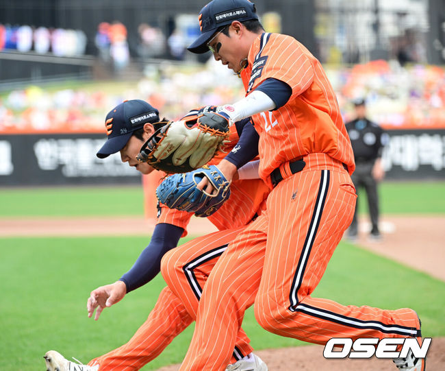 [OSEN=대전, 최규한 기자] 12일 대전 한화생명볼파크에서 ‘2026 신한 SOL KBO리그’ 한화 이글스와 KIA 타이거즈의 경기가 열렸다.홈팀 한화는 잭 쿠싱, 방문팀 KIA는 애덤 올러를 선발로 내세웠다. 6회초 1사 2루 상황 KIA 박재현의 내야 땅볼 때 포구 실책과 송구 실책을 연이어 범한 한화 1루수 채은성이 공을 잡기 위해 뛰다 투수 이상규와 겹치고 있다. 2026.04.12 / dreamer@osen.co.kr