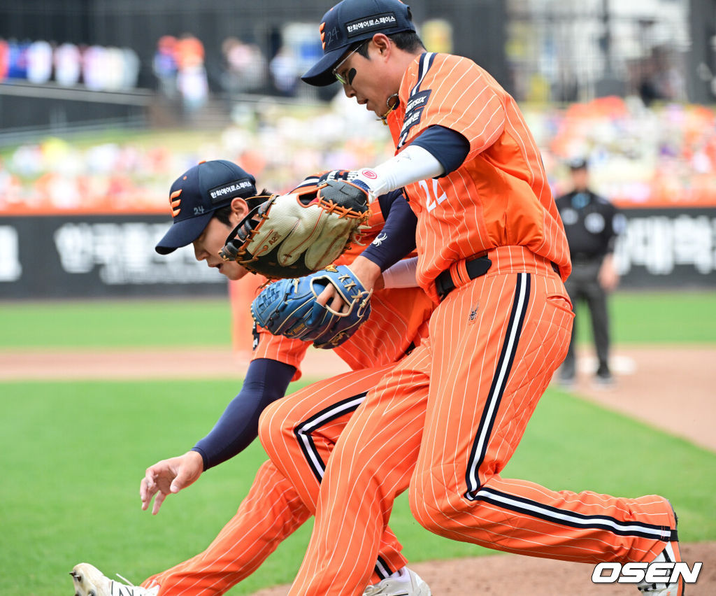 12일 대전 한화생명볼파크에서 ‘2026 신한 SOL KBO리그’ 한화 이글스와 KIA 타이거즈의 경기가 열렸다.홈팀 한화는 잭 쿠싱, 방문팀 KIA는 애덤 올러를 선발로 내세웠다. 6회초 1사 2루 상황 KIA 박재현의 내야 땅볼 때 포구 실책과 송구 실책을 연이어 범한 한화 1루수 채은성이 공을 잡기 위해 뛰다 투수 이상규와 겹치고 있다. 2026.04.12 / dreamer@osen.co.kr