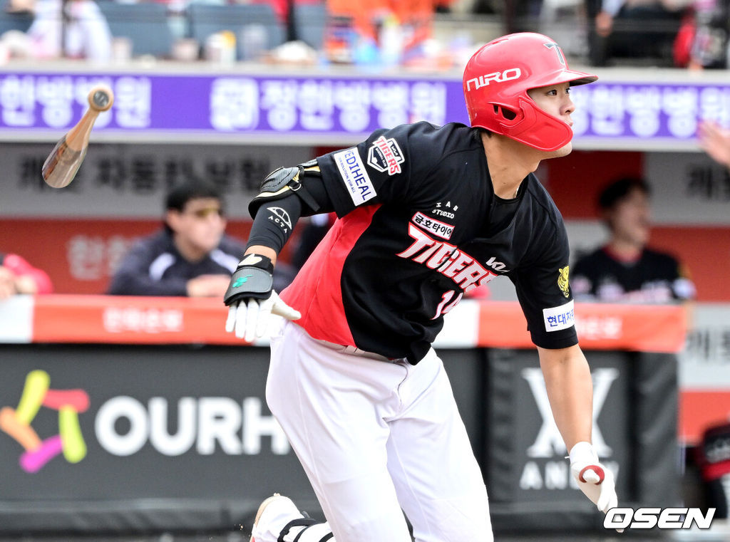 12일 대전 한화생명볼파크에서 ‘2026 신한 SOL KBO리그’ 한화 이글스와 KIA 타이거즈의 경기가 열렸다.홈팀 한화는 잭 쿠싱, 방문팀 KIA는 애덤 올러를 선발로 내세웠다. 7회초 2사 2루 상황 KIA 김규성이 달아나는 1타점 적시타를 날리고 있다. 2026.04.12 / dreamer@osen.co.kr