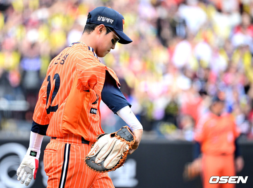 12일 대전 한화생명볼파크에서 ‘2026 신한 SOL KBO리그’ 한화 이글스와 KIA 타이거즈의 경기가 열렸다.홈팀 한화는 잭 쿠싱, 방문팀 KIA는 애덤 올러를 선발로 내세웠다. 6회초 1사 2루 상황 KIA 박재현의 내야 땅볼 때 포구 실책과 송구 실책을 연이어 범한 한화 1루수 채은성이 아쉬워하고 있다. 2026.04.12 / dreamer@osen.co.kr