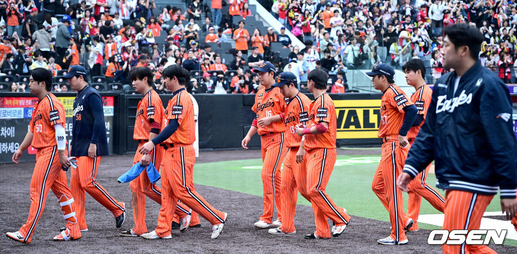 12일 대전 한화생명볼파크에서 ‘2026 신한 SOL KBO리그’ 한화 이글스와 KIA 타이거즈의 경기가 열렸다.이날 경기는 방문팀 KIA가 9-3으로 승리하며 3연전 싹쓸이, 4연승을 질주했다. 경기를 마치고 한화 선수들이 팬들에게 인사한 뒤 그라운드를 나서고 있다. 2026.04.12 / dreamer@osen.co.kr