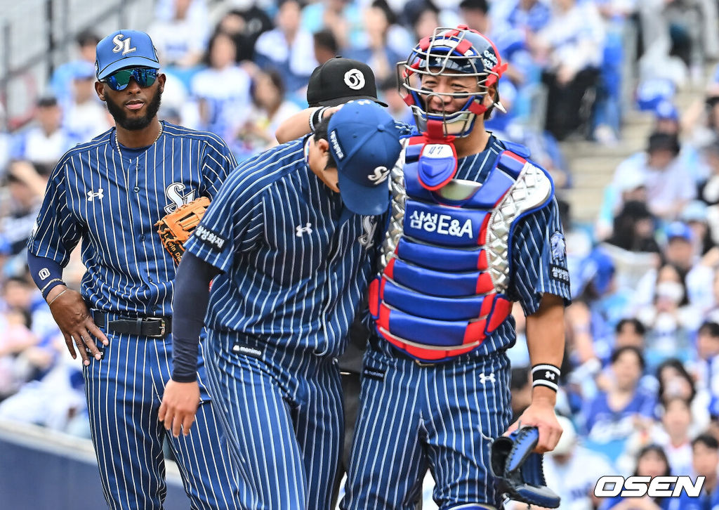 12일 대구삼성라이온즈파크에서 2026 신한 SOL KBO 리그 삼성 라이온즈와 NC 다이노스의 경기가 열렸다. 홈팀 삼성은 원태인이, 방문팀 NC는 토다가 선발 출전했다. 삼성 라이온즈 원태인이 4회초 교체되고 있다. 2026.04.12 / foto0307@osen.co.kr