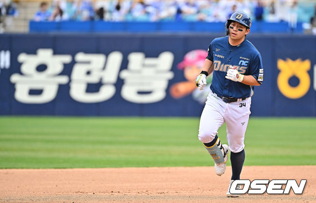 [OSEN=대구, 이석우 기자] 12일 대구삼성라이온즈파크에서 2026 신한 SOL KBO 리그 삼성 라이온즈와 NC 다이노스의 경기가 열렸다. 홈팀 삼성은 원태인이, 방문팀 NC는 토다가 선발 출전했다. NC 다이노스 오영수가 6회초 1사 우월 솔로 홈런을 치고 그라운드를 돌고 있다. 2026.04.12 / foto0307@osen.co.kr