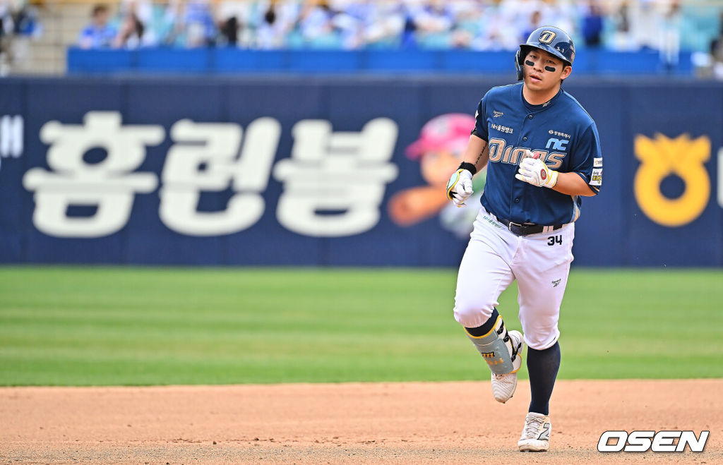 12일 대구삼성라이온즈파크에서 2026 신한 SOL KBO 리그 삼성 라이온즈와 NC 다이노스의 경기가 열렸다. 홈팀 삼성은 원태인이, 방문팀 NC는 토다가 선발 출전했다. NC 다이노스 오영수가 6회초 1사 우월 솔로 홈런을 치고 그라운드를 돌고 있다. 2026.04.12 / foto0307@osen.co.kr