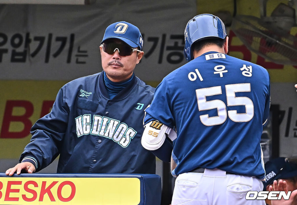 12일 대구삼성라이온즈파크에서 2026 신한 SOL KBO 리그 삼성 라이온즈와 NC 다이노스의 경기가 열렸다. 홈팀 삼성은 원태인이, 방문팀 NC는 토다가 선발 출전했다. NC 다이노스 이우성이 6회초 1사 좌월 솔로 홈런을 치고 이호준 감독과 하이파이브를 하고 있다. 2026.04.12 / foto0307@osen.co.kr