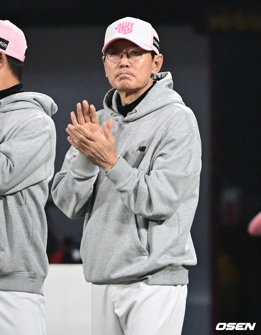 마법사군단이 천신만고 끝 연패를 끊었다. KT 위즈는 11일 수원KT위즈파크에서 열린 2026 신한 SOL KBO리그 두산 베어스와의 시즌 2차전에서 6-4로 승리했다. KT 이강철 감독이 선수단을 향해 박수를 보내고 있다. 2026.04.11 /cej@osen.co.kr