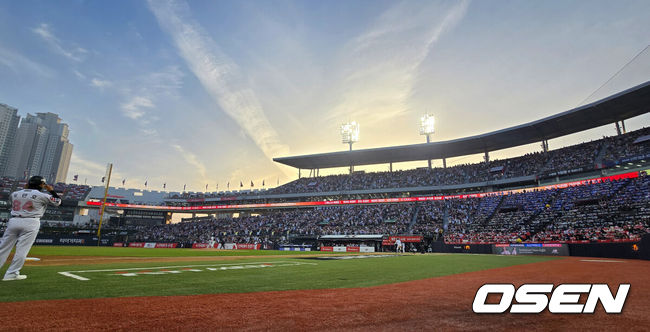 [OSEN=수원, 조은정 기자]11일 경기도 수원 KT위즈파크에서 2026 신한 SOL KBO리그 KT 위즈와 두산 베어스의 경기가 열렸다.이날 KT는 소형준, 두산은 잭로그를 선발투수로 내세웠다.만원 관중 속 양팀이 경기를 펼치고 있다. 2026.04.11 /cej@osen.co.kr