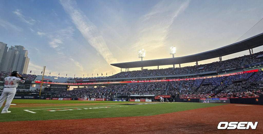 11일 경기도 수원 KT위즈파크에서 2026 신한 SOL KBO리그 KT 위즈와 두산 베어스의 경기가 열렸다.이날 KT는 소형준, 두산은 잭로그를 선발투수로 내세웠다.만원 관중 속 양팀이 경기를 펼치고 있다. 2026.04.11 /cej@osen.co.kr