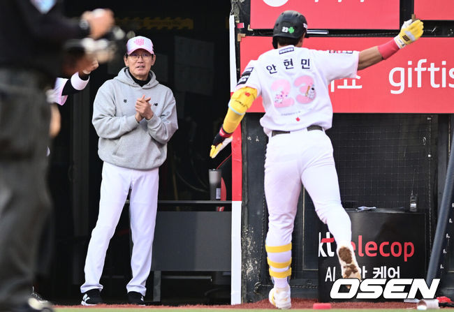 [OSEN=수원, 조은정 기자]11일 경기도 수원 KT위즈파크에서 2026 신한 SOL KBO리그 KT 위즈와 두산 베어스의 경기가 열렸다.이날 KT는 소형준, 두산은 잭로그를 선발투수로 내세웠다.5회말 KT 선두타자 안현민이 좌월 장외 홈런을 날린 뒤 이강철 감독의 환영을 받고 있다. 2026.04.11 /cej@osen.co.kr