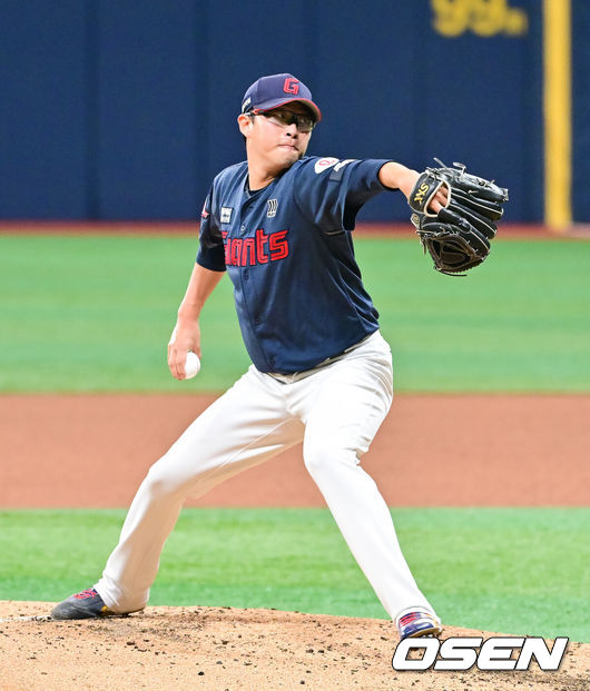 [OSEN=고척, 박준형 기자] 12일 서울 고척스카이돔에서 ‘2026 신한은행 SOL Bank KBO리그’ 키움 히어로즈와 롯데 자이언츠의 경기가 열렸다.이날 키움은 안우진을, 롯데는 박세웅을 선발투수로 내세웠다.&nbsp;2회말 롯데 선발투수 박세웅이 역투하고 있다.    2026.04.12 / soul1014@osen.co.kr