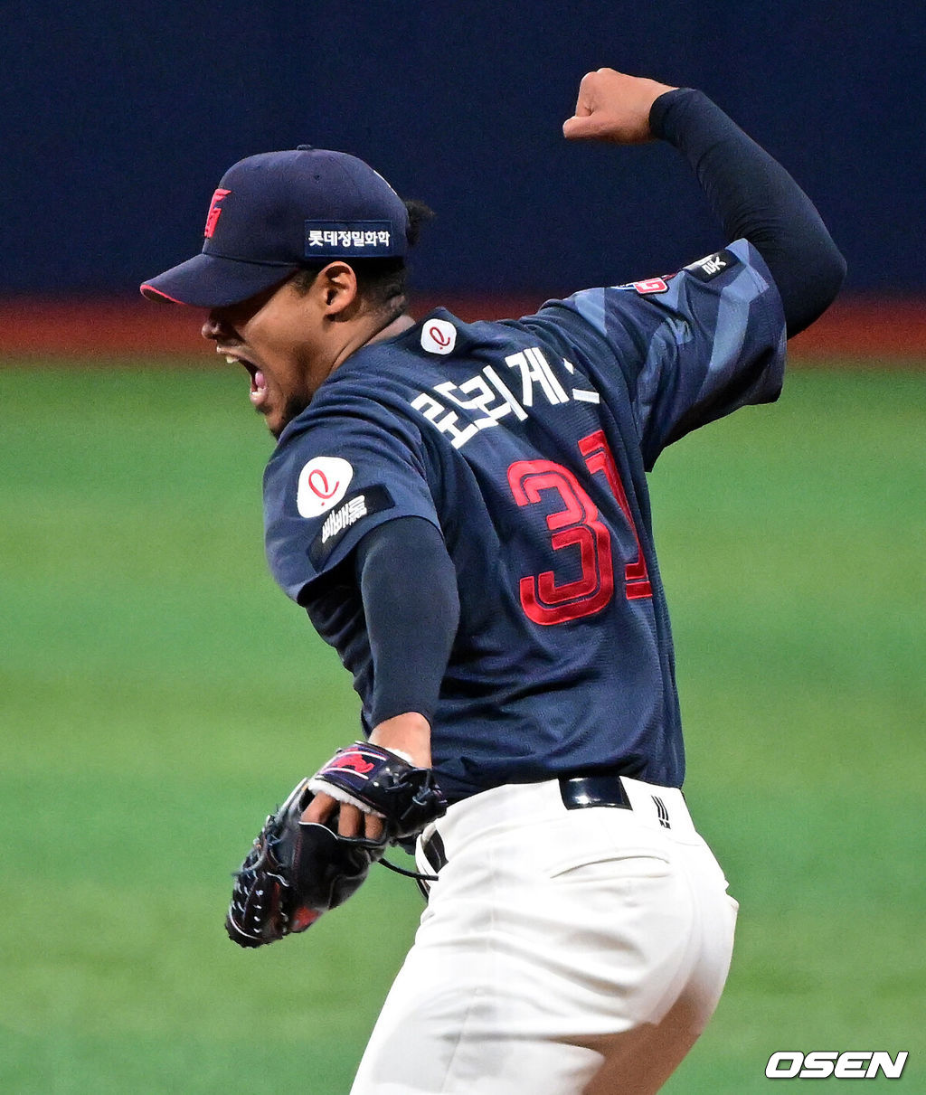 10일 서울 고척스카이돔에서 ‘2026 신한은행 SOL Bank KBO리그’ 키움 히어로즈와 롯데 자이언츠의 경기가 열렸다.이날 키움은 라울 알칸타라, 롯데는 엘빈 로드리게스를 선발투수로 내세웠다. 8회말 수비를 마친 롯데 로드리게스가 포효하고 있다. 2026.04.10 / jpnews@osen.co.kr