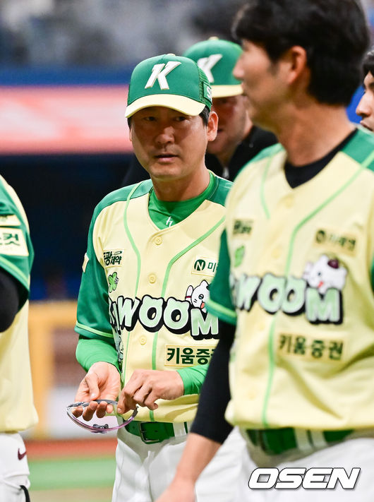 [OSEN=고척, 박준형 기자] 프로야구 키움 히어로즈가 에이스 안우진의 복귀전에서 3연패에서 탈출했다.&nbsp;키움은 12일 서울 고척스카이돔에서 열린 ‘2026 신한은행 SOL Bank KBO리그’ 롯데 자이언츠와의 경기에서 2-0으로 승리했다. 이날 승리로 키움은 롯데의 4연승 도전을 저지했고 3연패에서 벗어났다.&nbsp;경기종료 후 키움 설종진 감독이 팬들에게 인사후 퇴장하고 있다.   2026.04.12 / soul1014@osen.co.kr