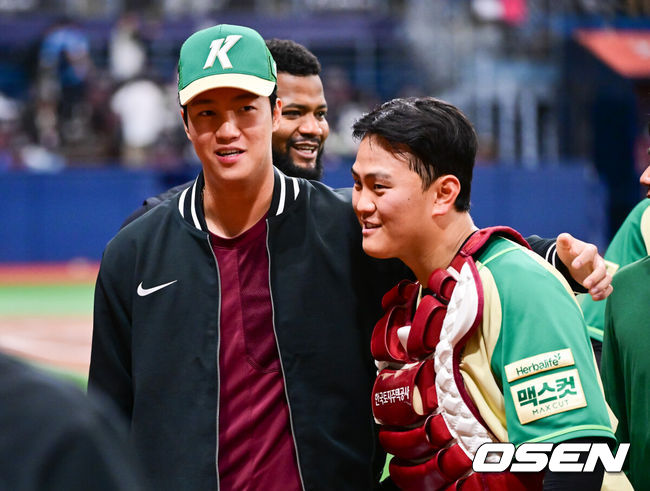 [OSEN=고척, 박준형 기자] 프로야구 키움 히어로즈가 에이스 안우진의 복귀전에서 3연패에서 탈출했다.&nbsp;키움은 12일 서울 고척스카이돔에서 열린 ‘2026 신한은행 SOL Bank KBO리그’ 롯데 자이언츠와의 경기에서 2-0으로 승리했다. 이날 승리로 키움은 롯데의 4연승 도전을 저지했고 3연패에서 벗어났다.&nbsp;경기종료 후 키움 안우진과 김건희가 승리의 기쁨을 나누고 있다.   2026.04.12 / soul1014@osen.co.kr