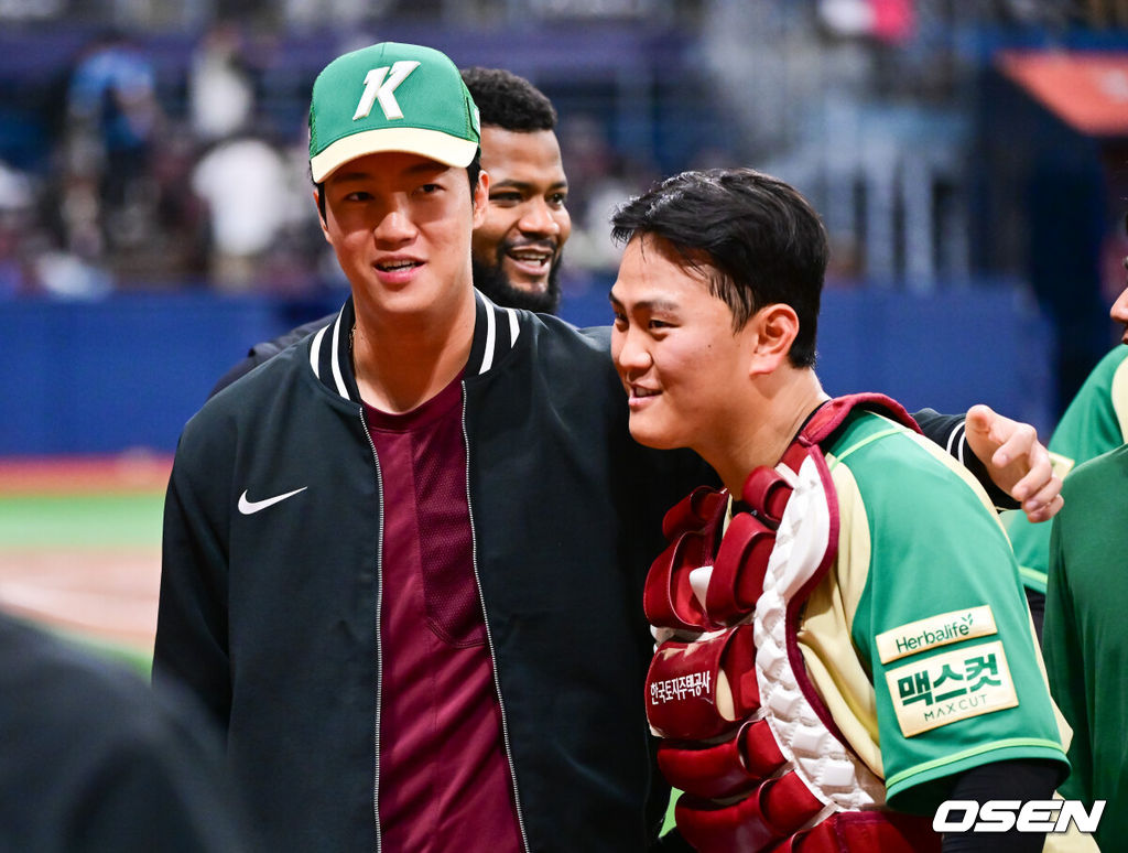 프로야구 키움 히어로즈가 에이스 안우진의 복귀전에서 3연패에서 탈출했다. 키움은 12일 서울 고척스카이돔에서 열린 ‘2026 신한은행 SOL Bank KBO리그’ 롯데 자이언츠와의 경기에서 2-0으로 승리했다. 이날 승리로 키움은 롯데의 4연승 도전을 저지했고 3연패에서 벗어났다. 경기종료 후 키움 안우진과 김건희가 승리의 기쁨을 나누고 있다.   2026.04.12 / soul1014@osen.co.kr