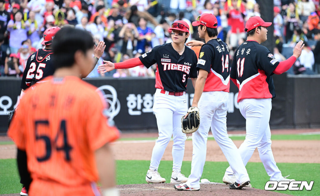 12일 대전 한화생명볼파크에서 ‘2026 신한 SOL KBO리그’ 한화 이글스와 KIA 타이거즈의 경기가 열렸다.이날 경기는 방문팀 KIA가 9-3으로 승리하며 3연전 싹쓸이, 4연승을 질주했다. 경기를 마치고 승리한 KIA 선수들이 하이파이브를 나누고 있다. 2026.04.12 / dreamer@osen.co.kr