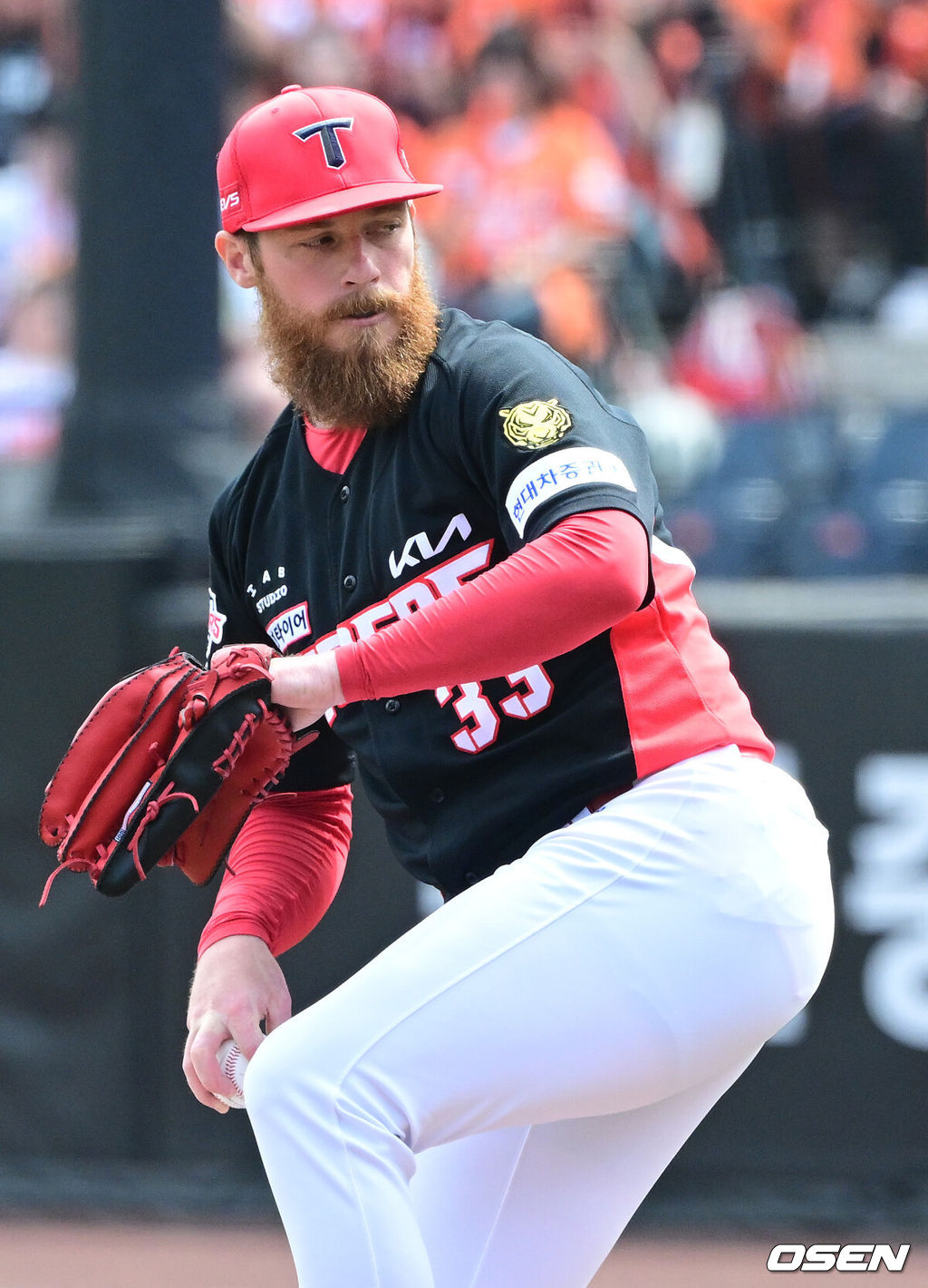 12일 대전 한화생명볼파크에서 ‘2026 신한 SOL KBO리그’ 한화 이글스와 KIA 타이거즈의 경기가 열렸다.홈팀 한화는 잭 쿠싱, 방문팀 KIA는 애덤 올러를 선발로 내세웠다. 1회말 KIA 선발 애덤 올러가 힘차게 공을 뿌리고 있다. 2026.04.12 / dreamer@osen.co.kr