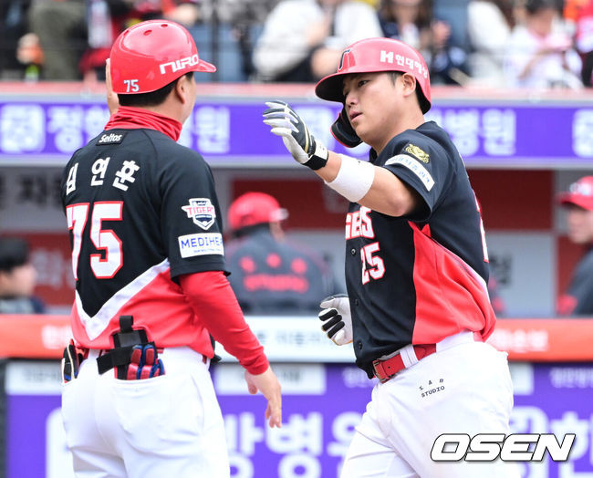 [OSEN=대전, 최규한 기자] 12일 대전 한화생명볼파크에서 ‘2026 신한 SOL KBO리그’ 한화 이글스와 KIA 타이거즈의 경기가 열렸다.홈팀 한화는 잭 쿠싱, 방문팀 KIA는 애덤 올러를 선발로 내세웠다. 9회초 2사 주자없는 상황 KIA 한준수가 달아나는 우월 솔로포를 날리고 홈을 밟은 뒤 김연훈 코치와 인사를 나누고 있다. 2026.04.12 / dreamer@osen.co.kr