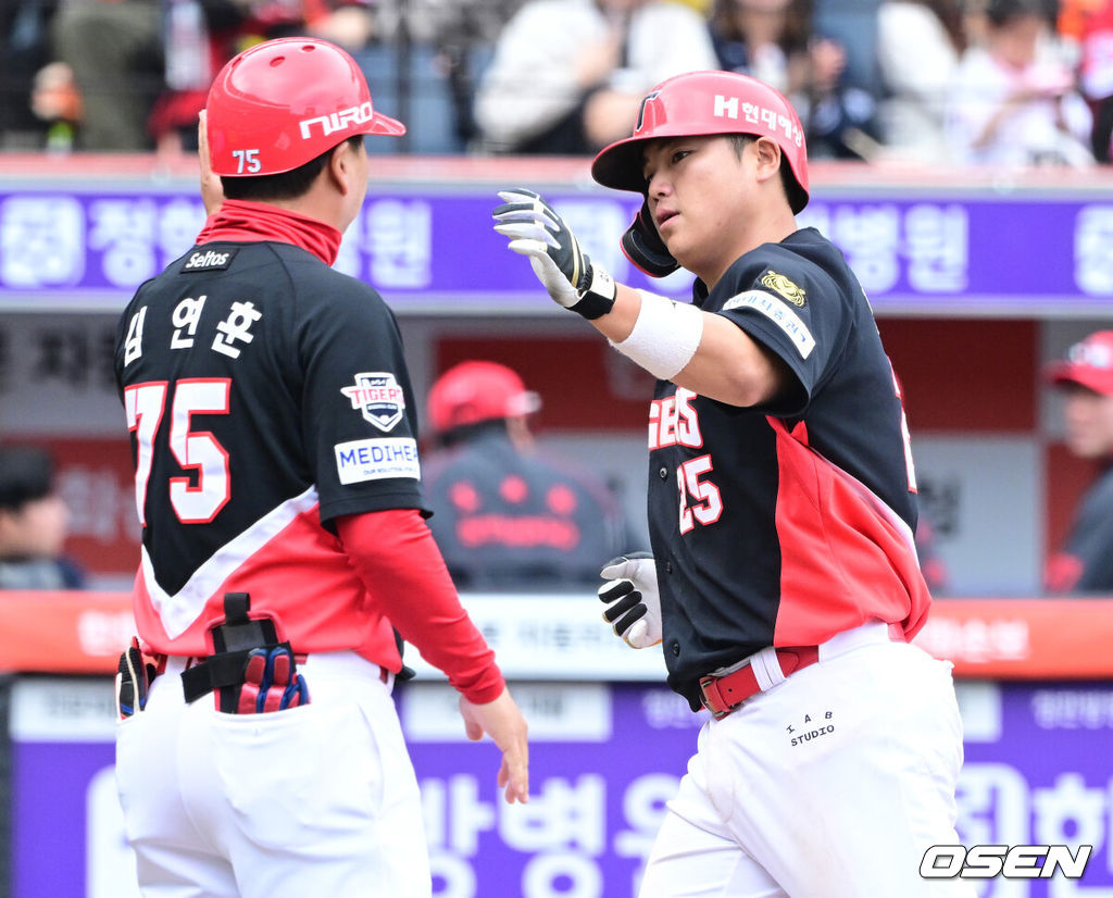 12일 대전 한화생명볼파크에서 ‘2026 신한 SOL KBO리그’ 한화 이글스와 KIA 타이거즈의 경기가 열렸다.홈팀 한화는 잭 쿠싱, 방문팀 KIA는 애덤 올러를 선발로 내세웠다. 9회초 2사 주자없는 상황 KIA 한준수가 달아나는 우월 솔로포를 날리고 홈을 밟은 뒤 김연훈 코치와 인사를 나누고 있다. 2026.04.12 / dreamer@osen.co.kr