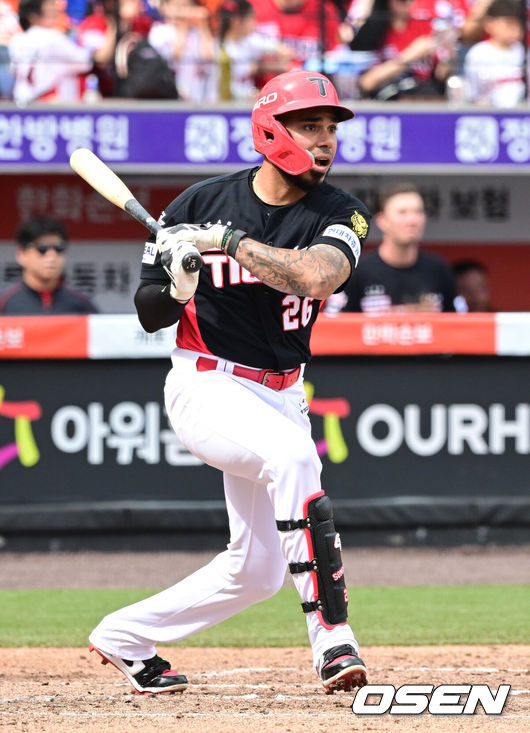 [OSEN=대전, 최규한 기자] 12일 대전 한화생명볼파크에서 ‘2026 신한 SOL KBO리그’ 한화 이글스와 KIA 타이거즈의 경기가 열렸다.홈팀 한화는 잭 쿠싱, 방문팀 KIA는 애덤 올러를 선발로 내세웠다. 4회초 무사 선두타자로 나선 KIA 키스트로가 2루타를 날리고 있다. 2026.04.12 / dreamer@osen.co.kr