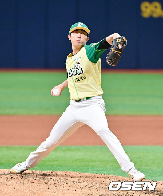 [OSEN=고척, 박준형 기자] 12일 서울 고척스카이돔에서 ‘2026 신한은행 SOL Bank KBO리그’ 키움 히어로즈와 롯데 자이언츠의 경기가 열렸다.이날 키움은 안우진을, 롯데는 박세웅을 선발투수로 내세웠다.&nbsp;3회초 키움 배동현 투수가 역투하고 있다.  2026.04.12 / soul1014@osen.co.kr