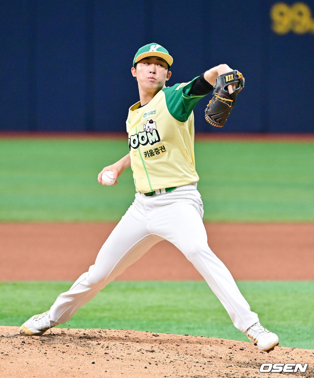 12일 서울 고척스카이돔에서 ‘2026 신한은행 SOL Bank KBO리그’ 키움 히어로즈와 롯데 자이언츠의 경기가 열렸다.이날 키움은 안우진을, 롯데는 박세웅을 선발투수로 내세웠다. 3회초 키움 배동현 투수가 역투하고 있다. 2026.04.12 / soul1014@osen.co.kr