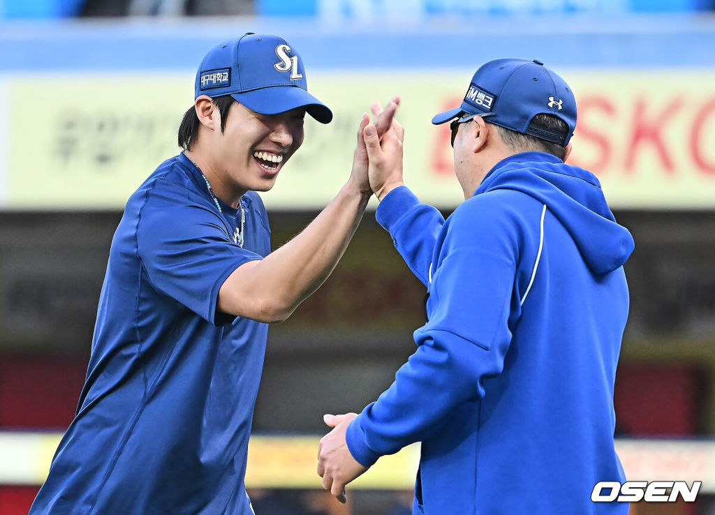 12일 대구삼성라이온즈파크에서 2026 신한 SOL KBO 리그 삼성 라이온즈와 NC 다이노스의 경기가 열렸다. 홈팀 삼성은 원태인이, 방문팀 NC는 토다가 선발 출전했다. 삼성 라이온즈 선발 투수 원태인이 9-3으로 승리한 후 박진만 감독과 하이파이브를 하고 있다. 2026.04.12 / foto0307@osen.co.kr