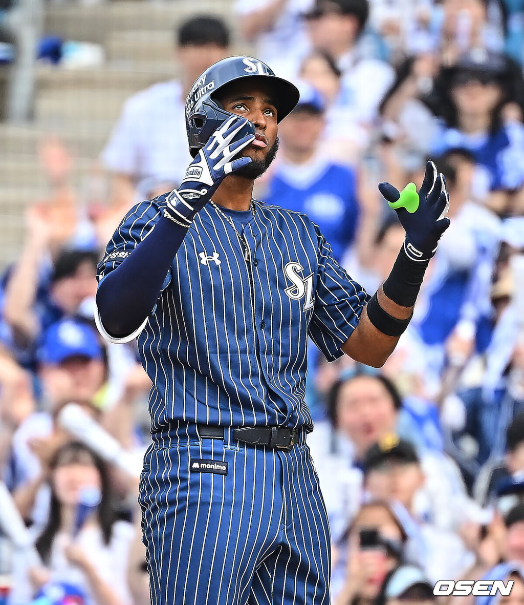 12일 대구삼성라이온즈파크에서 2026 신한 SOL KBO 리그 삼성 라이온즈와 NC 다이노스의 경기가 열렸다. 홈팀 삼성은 원태인이, 방문팀 NC는 토다가 선발 출전했다. 삼성 라이온즈 디아즈가 4회말 2사 1,2루 우익수 앞 1타점 안타를 치고 세리머니를 하고 있다. 2026.04.12 / foto0307@osen.co.kr