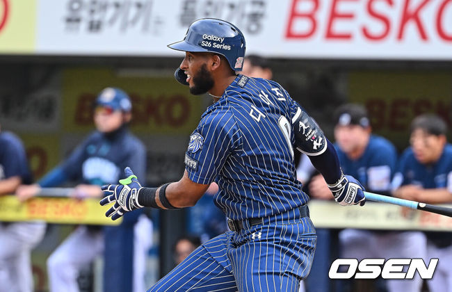 [OSEN=대구, 이석우 기자] 12일 대구삼성라이온즈파크에서 2026 신한 SOL KBO 리그 삼성 라이온즈와 NC 다이노스의 경기가 열렸다. 홈팀 삼성은 원태인이, 방문팀 NC는 토다가 선발 출전했다. 삼성 라이온즈 디아즈가 4회말 2사 1,2루 우익수 앞 1타점 안타를 치고 있다. 2026.04.12 / foto0307@osen.co.kr