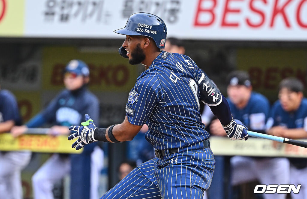 12일 대구삼성라이온즈파크에서 2026 신한 SOL KBO 리그 삼성 라이온즈와 NC 다이노스의 경기가 열렸다. 홈팀 삼성은 원태인이, 방문팀 NC는 토다가 선발 출전했다. 삼성 라이온즈 디아즈가 4회말 2사 1,2루 우익수 앞 1타점 안타를 치고 있다. 2026.04.12 / foto0307@osen.co.kr