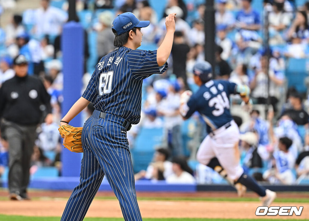 12일 대구삼성라이온즈파크에서 2026 신한 SOL KBO 리그 삼성 라이온즈와 NC 다이노스의 경기가 열렸다. 홈팀 삼성은 원태인이, 방문팀 NC는 토다가 선발 출전했다. 삼성 라이온즈 장찬희가 6회초 1사 NC 다이노스 오영수에게 우월 솔로 홈런을 맞고 아쉬워하고 있다. 2026.04.12 / foto0307@osen.co.kr