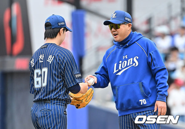 [OSEN=대구, 이석우 기자] 12일 대구삼성라이온즈파크에서 2026 신한 SOL KBO 리그 삼성 라이온즈와 NC 다이노스의 경기가 열렸다. 홈팀 삼성은 원태인이, 방문팀 NC는 토다가 선발 출전했다. 삼성 라이온즈 박진만 감독이 4회초 원태인과 교체된 장찬희에게 공을 전달하고 있다. 2026.04.12 / foto0307@osen.co.kr