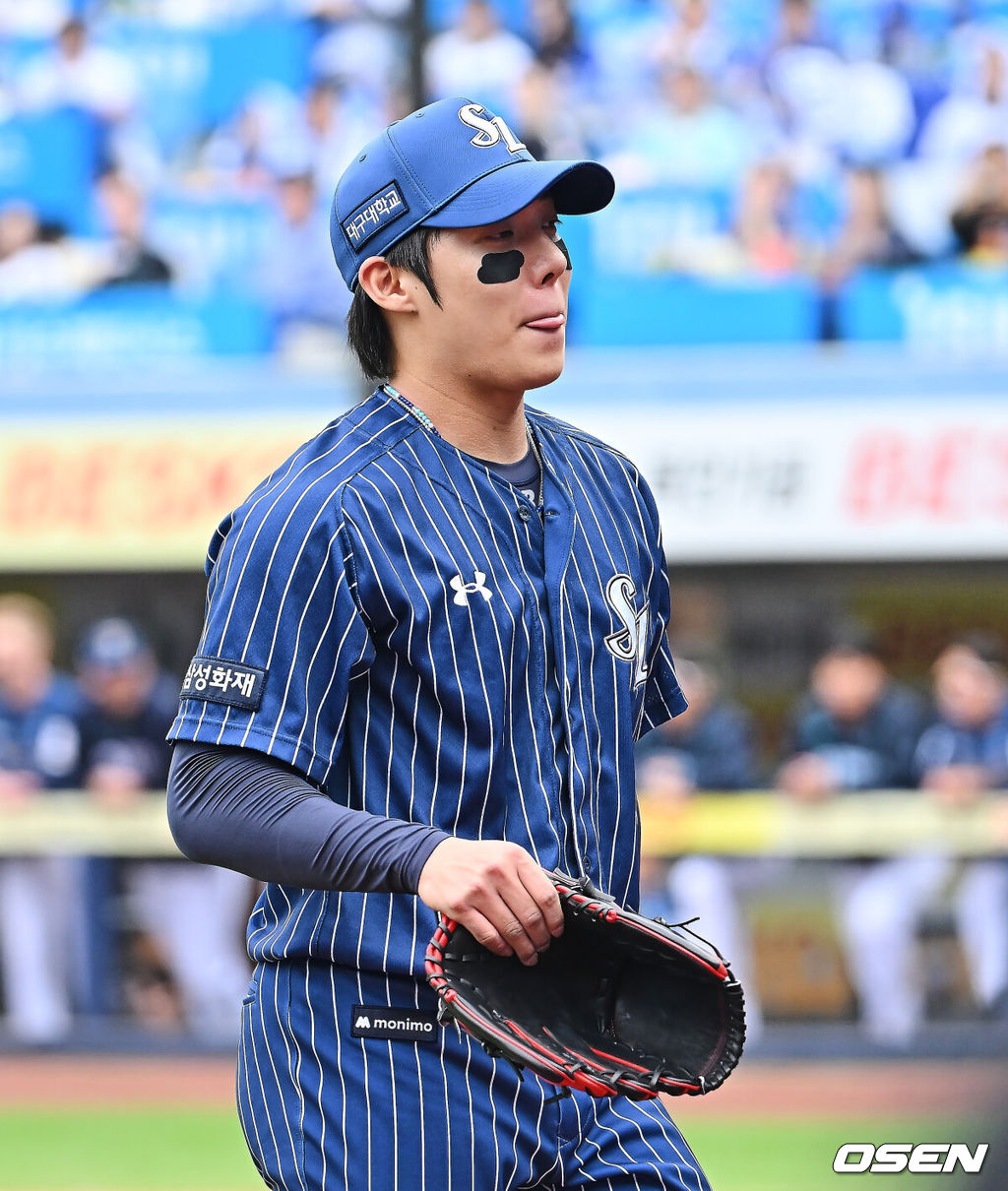 12일 대구삼성라이온즈파크에서 2026 신한 SOL KBO 리그 삼성 라이온즈와 NC 다이노스의 경기가 열렸다. 홈팀 삼성은 원태인이, 방문팀 NC는 토다가 선발 출전했다. 삼성 라이온즈 원태인이 4회초 교체되며 아쉬운 듯한 표정을 짓고 있다. 2026.04.12 / foto0307@osen.co.kr