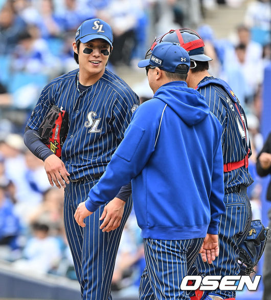 [OSEN=대구, 이석우 기자] 12일 대구삼성라이온즈파크에서 2026 신한 SOL KBO 리그 삼성 라이온즈와 NC 다이노스의 경기가 열렸다. 홈팀 삼성은 원태인이, 방문팀 NC는 토다가 선발 출전했다. 삼성 라이온즈 박진만 감독이 4회초 직접 마운드에 올라 원태인을 교체시키고 있다. 2026.04.12 / foto0307@osen.co.kr