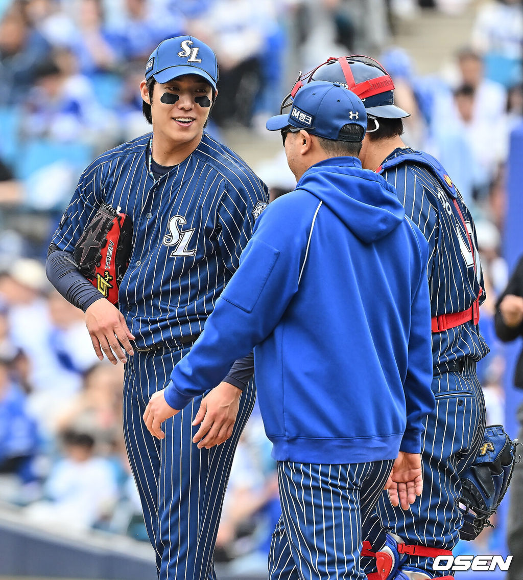 12일 대구삼성라이온즈파크에서 2026 신한 SOL KBO 리그 삼성 라이온즈와 NC 다이노스의 경기가 열렸다. 홈팀 삼성은 원태인이, 방문팀 NC는 토다가 선발 출전했다. 삼성 라이온즈 박진만 감독이 4회초 직접 마운드에 올라 원태인을 교체시키고 있다. 2026.04.12 / foto0307@osen.co.kr