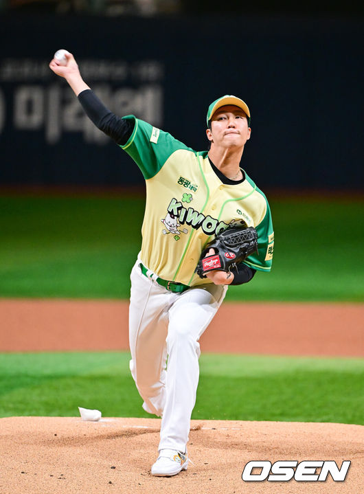 [OSEN=고척, 박준형 기자] 12일 서울 고척스카이돔에서 ‘2026 신한은행 SOL Bank KBO리그’ 키움 히어로즈와 롯데 자이언츠의 경기가 열렸다.이날 키움은 안우진을, 롯데는 박세웅을 선발투수로 내세웠다.&nbsp;1회초 키움 선발투수 안우진이 이닝종료후 팬들에게 인사를 하고 있다.  2026.04.12 / soul1014@osen.co.kr