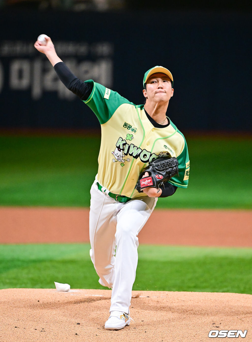 12일 서울 고척스카이돔에서 ‘2026 신한은행 SOL Bank KBO리그’ 키움 히어로즈와 롯데 자이언츠의 경기가 열렸다.이날 키움은 안우진을, 롯데는 박세웅을 선발투수로 내세웠다. 1회초 키움 선발투수 안우진이 이닝종료후 팬들에게 인사를 하고 있다.  2026.04.12 / soul1014@osen.co.kr