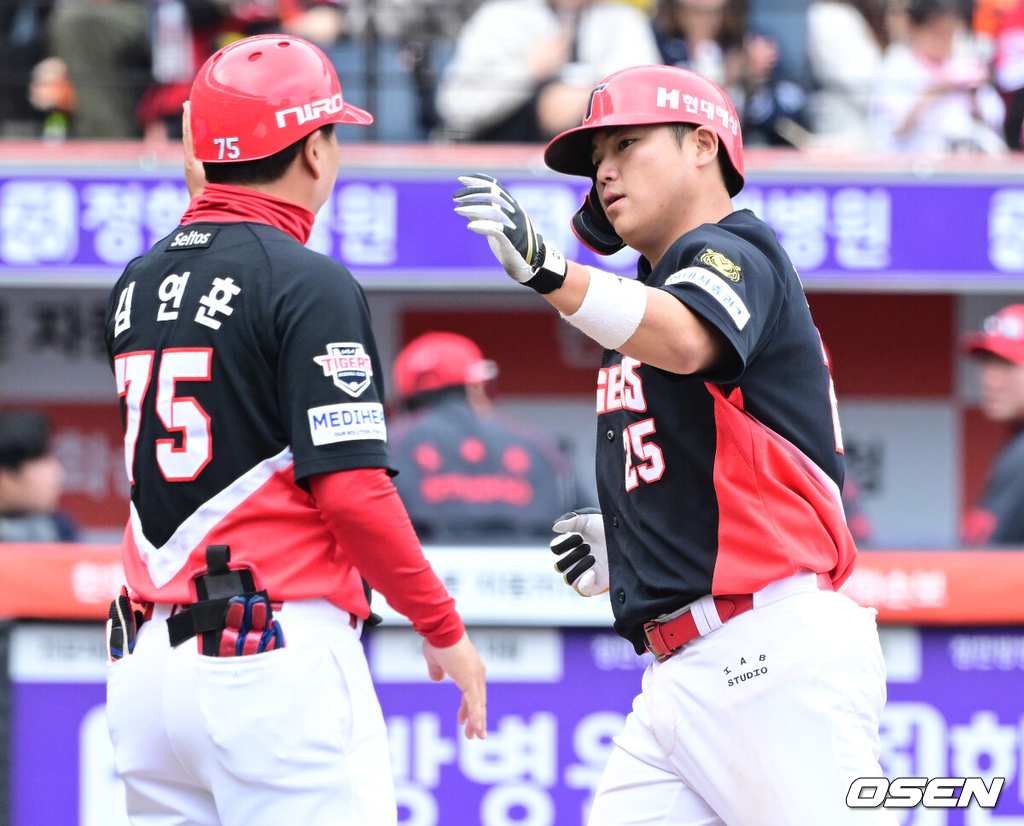 12일 대전 한화생명볼파크에서 ‘2026 신한 SOL KBO리그’ 한화 이글스와 KIA 타이거즈의 경기가 열렸다.홈팀 한화는 잭 쿠싱, 방문팀 KIA는 애덤 올러를 선발로 내세웠다.9회초 2사 주자없는 상황 KIA 한준수가 달아나는 우월 솔로포를 날리고 홈을 밟은 뒤 김연훈 코치와 인사를 나누고 있다. 2026.04.12 / dreamer@osen.co.kr