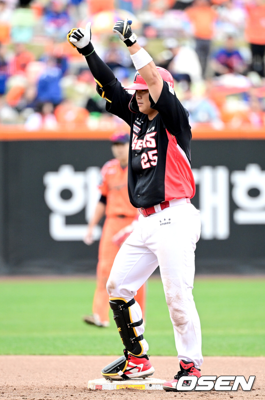 [OSEN=대전, 최규한 기자] 12일 대전 한화생명볼파크에서 ‘2026 신한 SOL KBO리그’ 한화 이글스와 KIA 타이거즈의 경기가 열렸다.홈팀 한화는 잭 쿠싱, 방문팀 KIA는 애덤 올러를 선발로 내세웠다.7회초 2사 1, 2루 상황 KIA 한준수가 달아나는 2타점 2루타를 날리고 2루에 안착해 기뻐하고 있다. 2026.04.12 / dreamer@osen.co.kr
