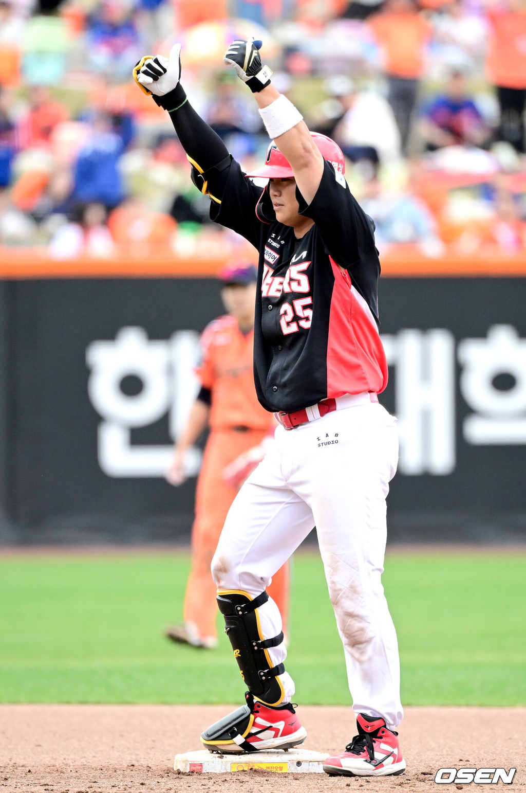 12일 대전 한화생명볼파크에서 ‘2026 신한 SOL KBO리그’ 한화 이글스와 KIA 타이거즈의 경기가 열렸다.홈팀 한화는 잭 쿠싱, 방문팀 KIA는 애덤 올러를 선발로 내세웠다.7회초 2사 1, 2루 상황 KIA 한준수가 달아나는 2타점 2루타를 날리고 2루에 안착해 기뻐하고 있다. 2026.04.12 / dreamer@osen.co.kr
