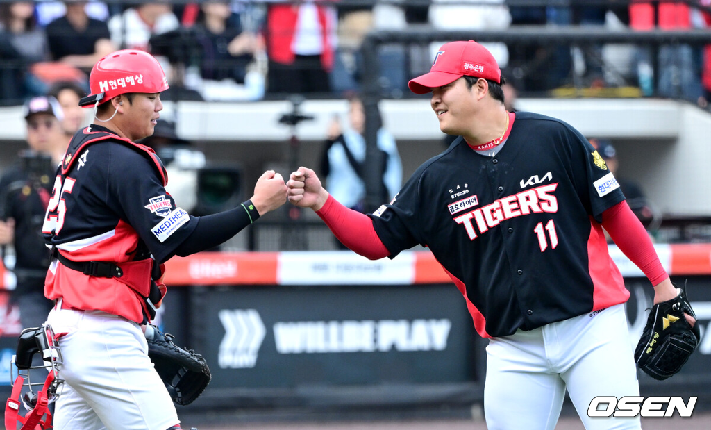 12일 대전 한화생명볼파크에서 ‘2026 신한 SOL KBO리그’ 한화 이글스와 KIA 타이거즈의 경기가 열렸다.이날 경기는 방문팀 KIA가 9-3으로 승리하며 3연전 싹쓸이, 4연승을 질주했다.9회말 마운드에 올라 경기를 마무리지은 KIA 투수 조상우와 포수 한준수가 인사를 나누고 있다. 2026.04.12 / dreamer@osen.co.kr