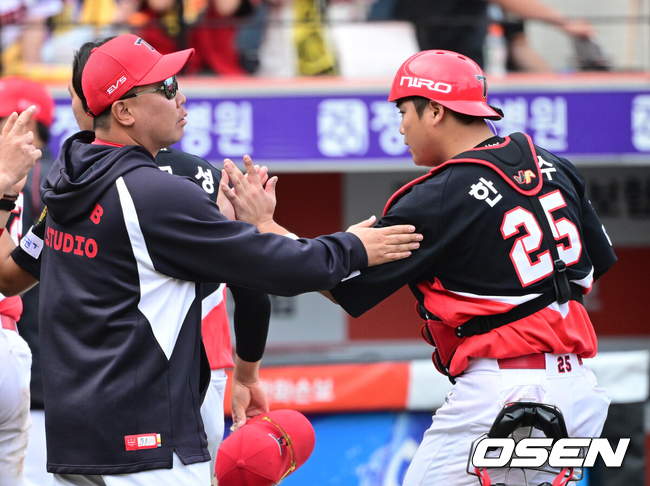 [OSEN=대전, 최규한 기자] 12일 대전 한화생명볼파크에서 ‘2026 신한 SOL KBO리그’ 한화 이글스와 KIA 타이거즈의 경기가 열렸다.이날 경기는 방문팀 KIA가 9-3으로 승리하며 3연전 싹쓸이, 4연승을 질주했다.9회말 마운드에 올라 경기를 마무리지은 KIA 이범호 감독과 포수 한준수가 승리를 축하하고 있다. 2026.04.12 / dreamer@osen.co.kr