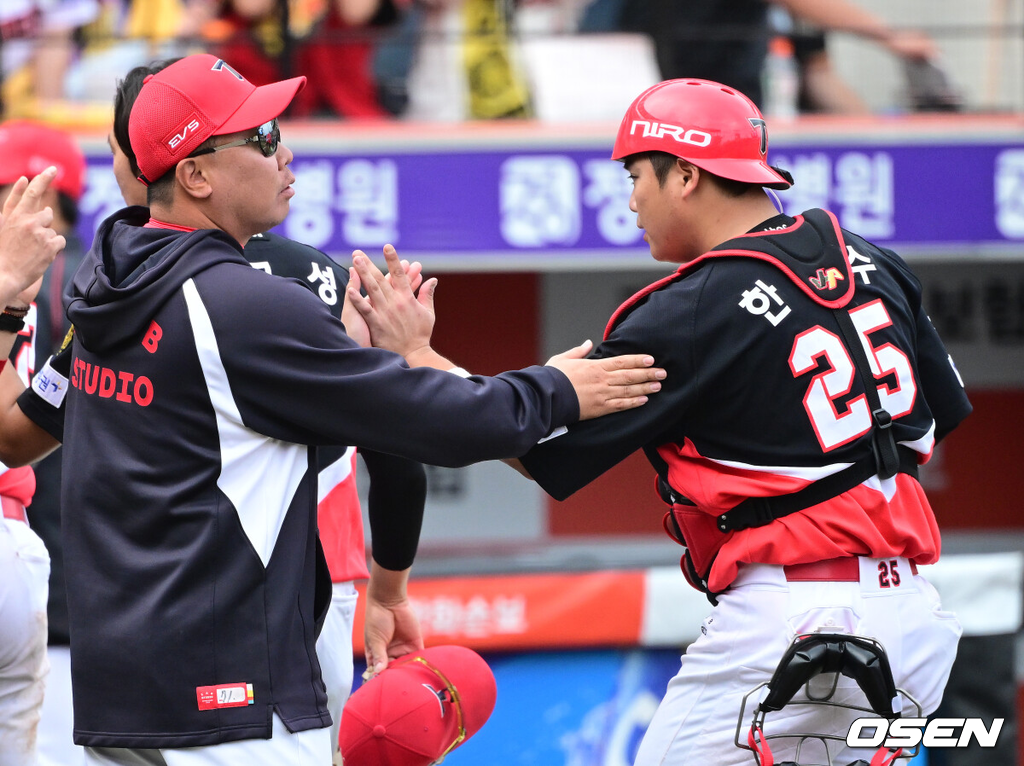 12일 대전 한화생명볼파크에서 ‘2026 신한 SOL KBO리그’ 한화 이글스와 KIA 타이거즈의 경기가 열렸다.이날 경기는 방문팀 KIA가 9-3으로 승리하며 3연전 싹쓸이, 4연승을 질주했다.9회말 마운드에 올라 경기를 마무리지은 KIA 이범호 감독과 포수 한준수가 승리를 축하하고 있다. 2026.04.12 / dreamer@osen.co.kr
