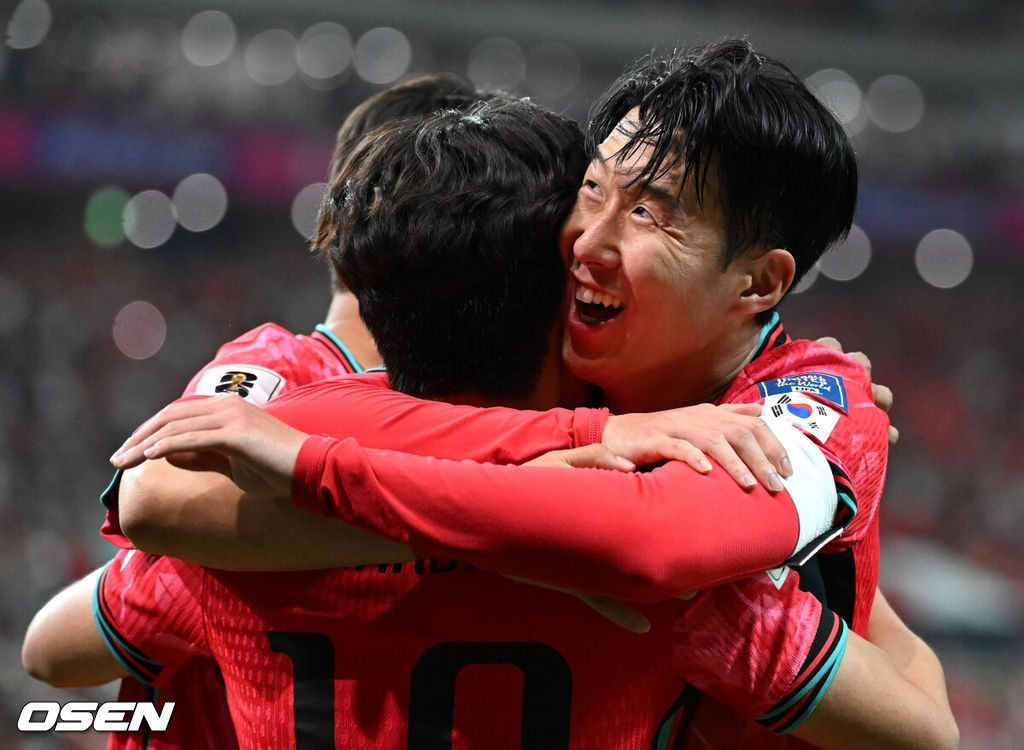 11일 오후 서울월드컵경기장에서 2026 국제축구연맹(FIFA) 북중미 월드컵 아시아 2차 예선 C조 6차전 대한민국과 중국의 경기가 열렸다.앞서 열린 5경기서 한국은 4승 1무로 이미 조 선두를 확정 지었다.반면 중국은 C조서 2승 2무 1패로 승점 8로 태국(승점 5)과 치열한 순위 다툼을 펼치고 있다.후반 대한민국 손흥민이 선제골을 성공시킨 이강인과 환호하고 있다. 2024.06.11 /sunday@osen.co.kr