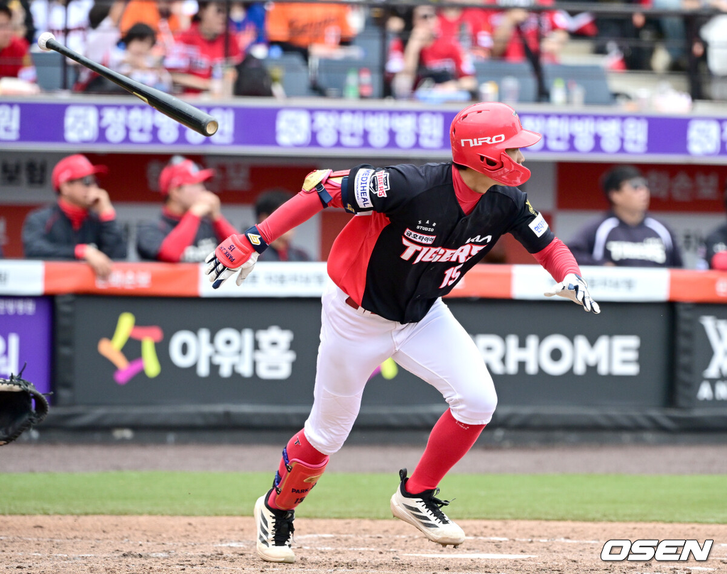 12일 대전 한화생명볼파크에서 ‘2026 신한 SOL KBO리그’ 한화 이글스와 KIA 타이거즈의 경기가 열렸다.홈팀 한화는 잭 쿠싱, 방문팀 KIA는 애덤 올러를 선발로 내세웠다.4회초 1사 2, 3루 상황 KIA 박재현이 달아나는 1타점 적시타를 날리고 있다. 2026.04.12 / dreamer@osen.co.kr