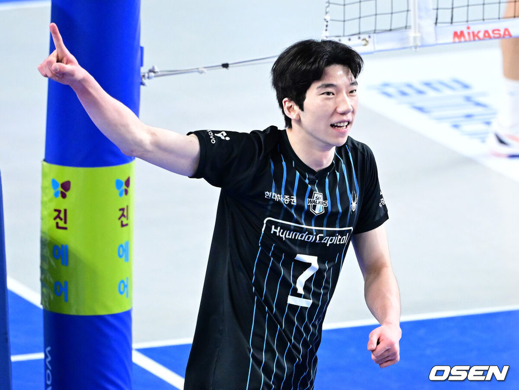 8일 천안 유관순체육관에서 ‘진에어 2025-26 V-리그’ 남자부 챔피언결정 4차전 현대캐피탈과 대한항공의 경기가 열렸다.시리즈 전적 2승 1패 우위를 점하고 있는 대한항공은 우승까지 1승만을 남겨뒀다. 3차전을 잡으며 반격에 나선 현대캐피탈은 승부를 최종 5차전까지 이어가려 한다.1세트, 현대캐피탈 허수봉이 득점에 기뻐하고 있다. 2026.04.08 / dreamer@osen.co.kr